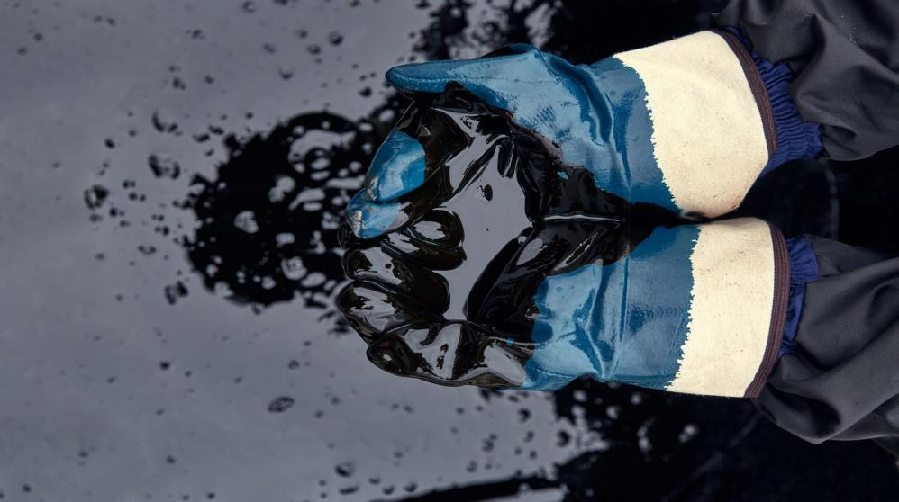 Brent oil eases lower on "death cross"